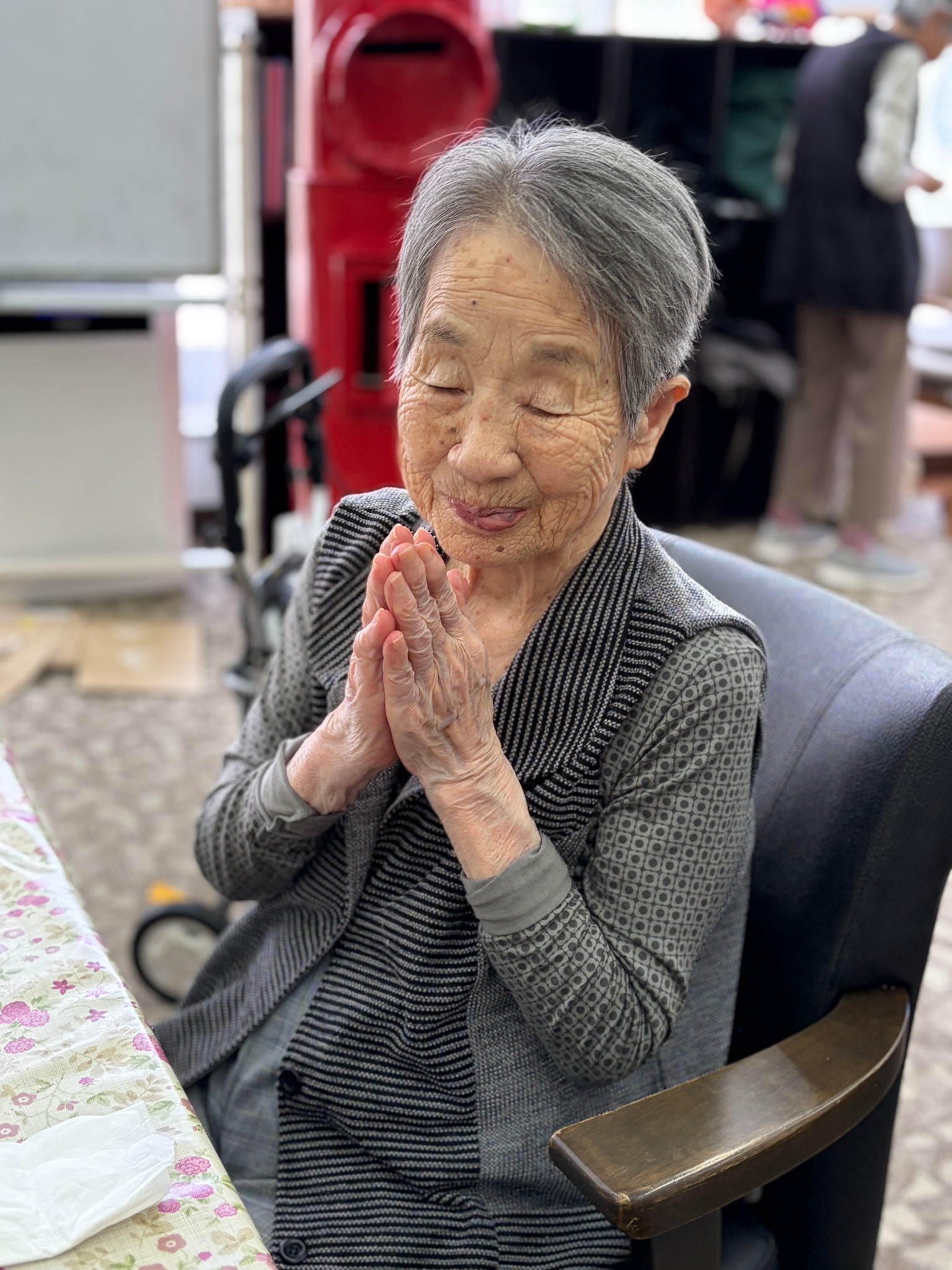 食卓で両手を合わせる利用者さん
