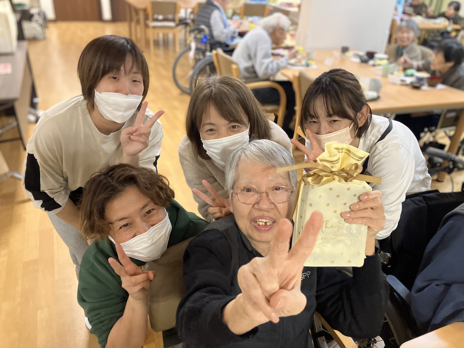利用者さんとスタッフが一緒に記念撮影をしている様子