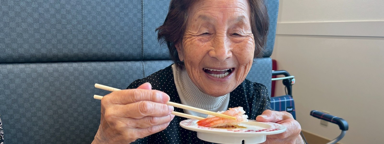 お寿司を楽しみながら笑顔を見せる利用者さん