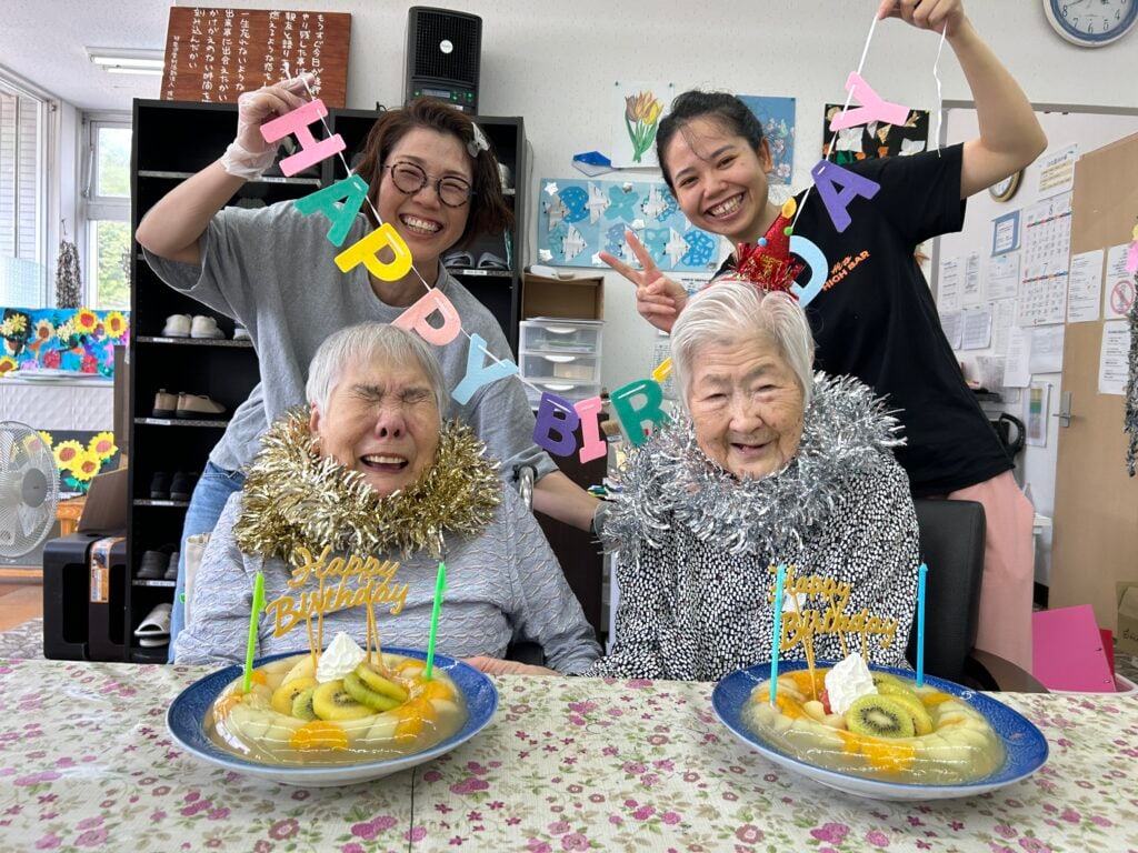 誕生日会で笑顔を見せるご利用者様