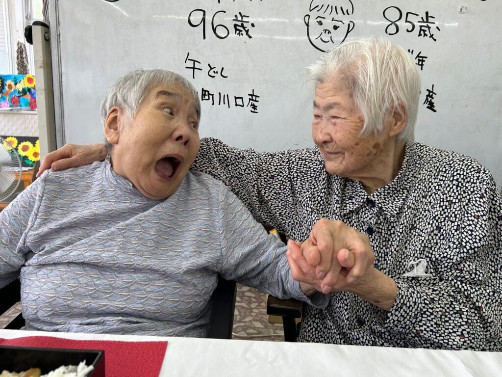 手を取り合って笑い合うご利用者様おふたり